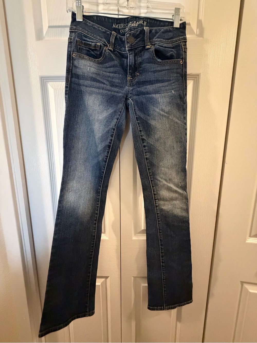 🚨American Eagle Dark blue Flare Jeans with Faded Detailing🚨